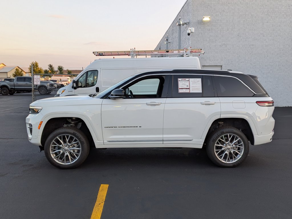 Used 2024 Jeep Grand Cherokee Summit w/ Adv Protech Group IV AWD/4WD image 5