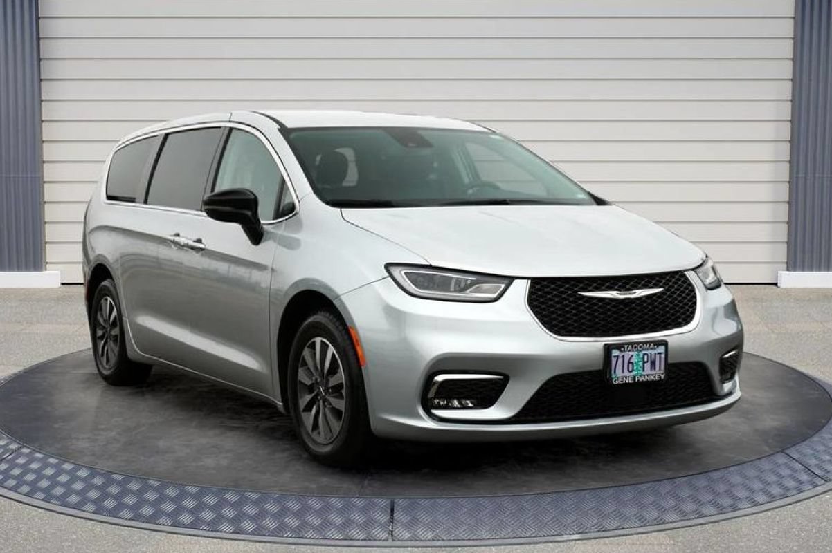 Used 2024 Chrysler Pacifica Limited
