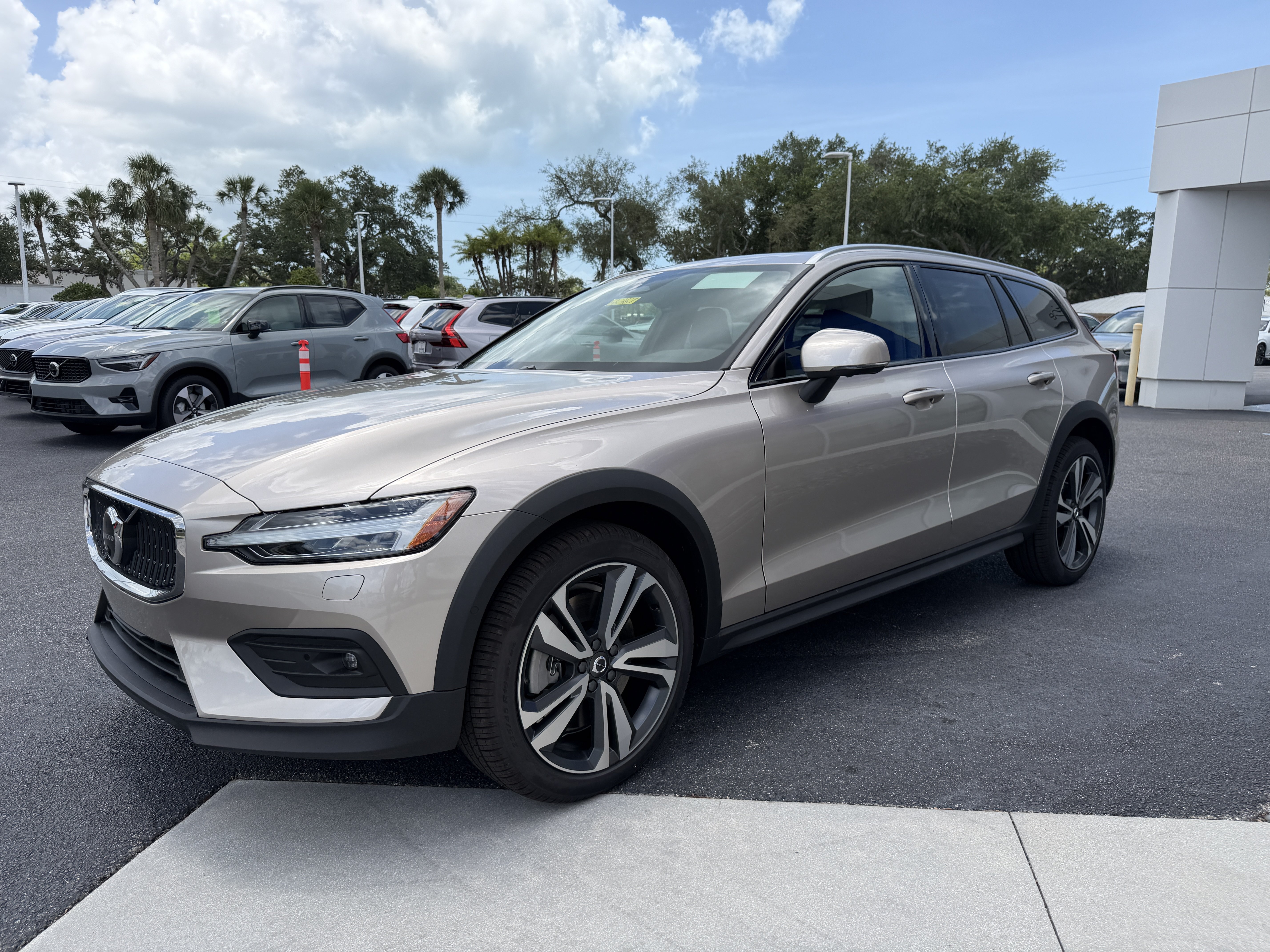 New 2026 Volvo V60 B5 Cross Country Plus w/ Protection Package Premier AWD/4WD image 6