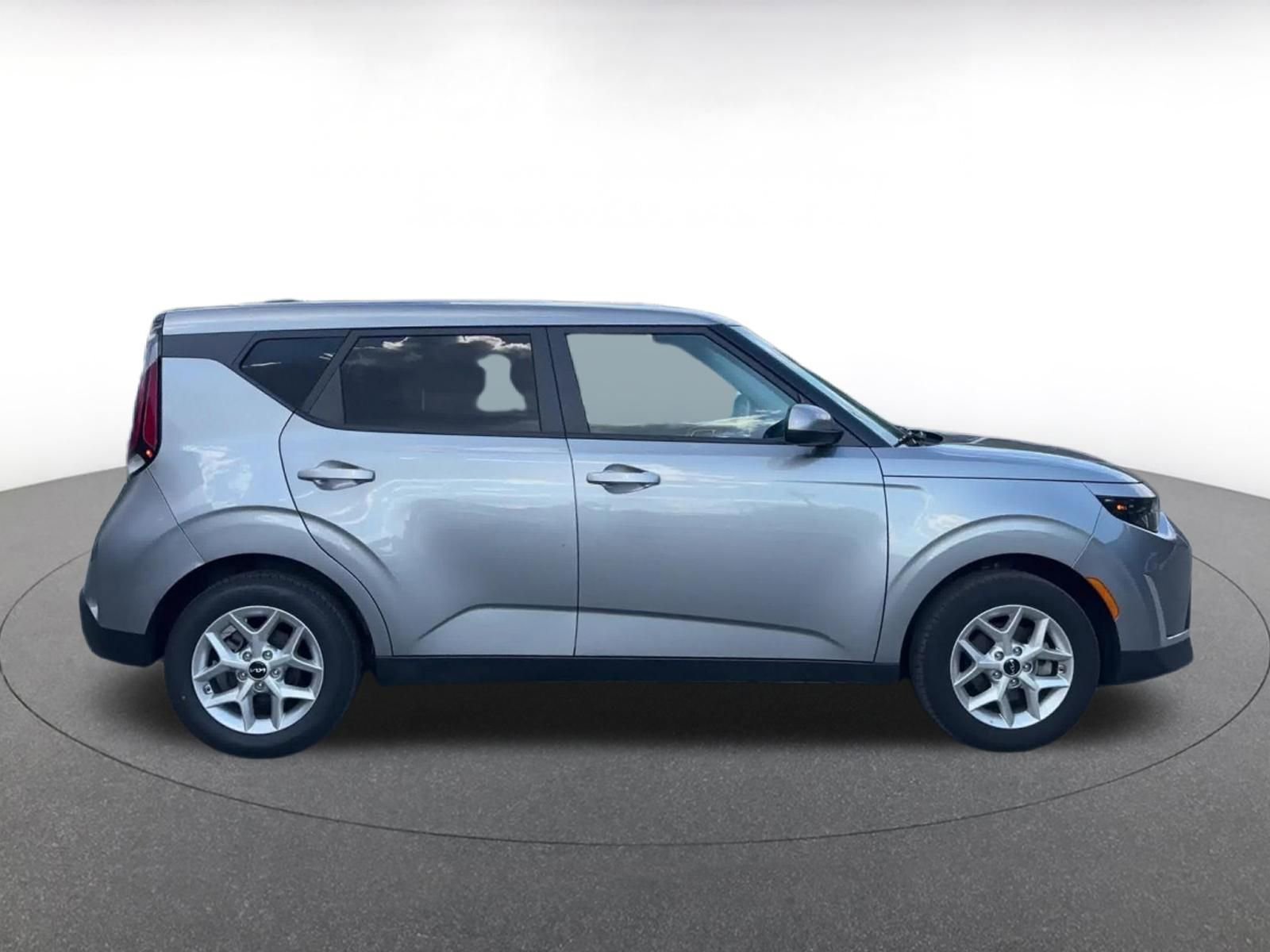 Used 2025 Kia Soul LX w/ LX Technology Package FWD image 17