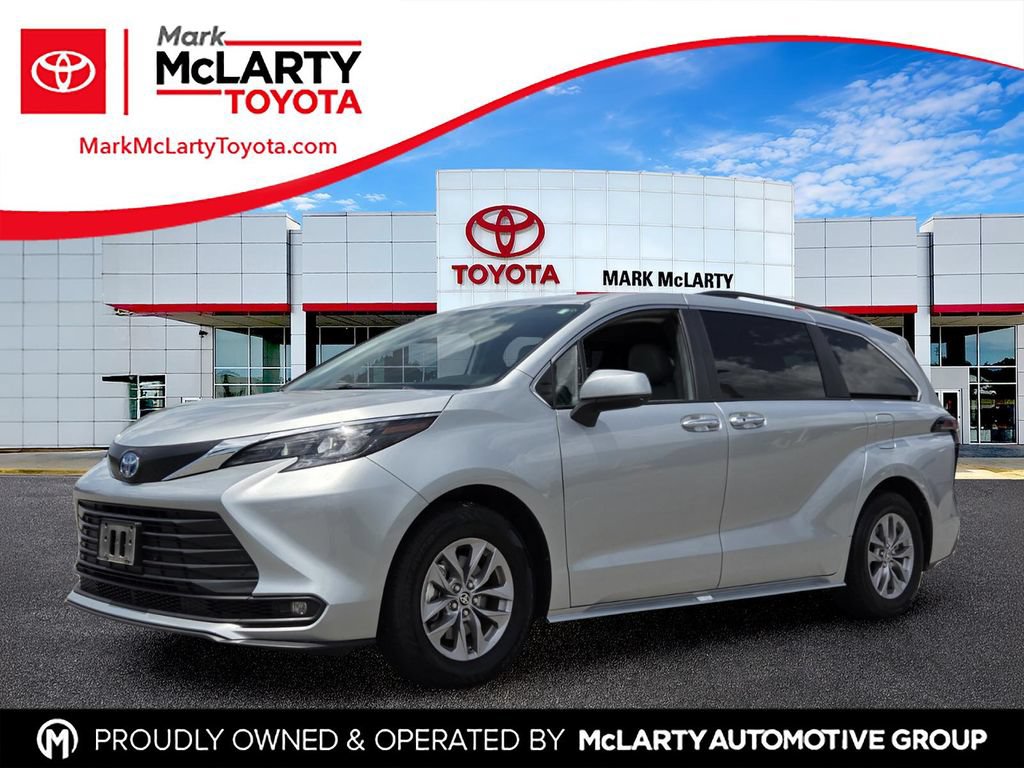 Used 2025 Toyota Sienna XLE FWD image 1