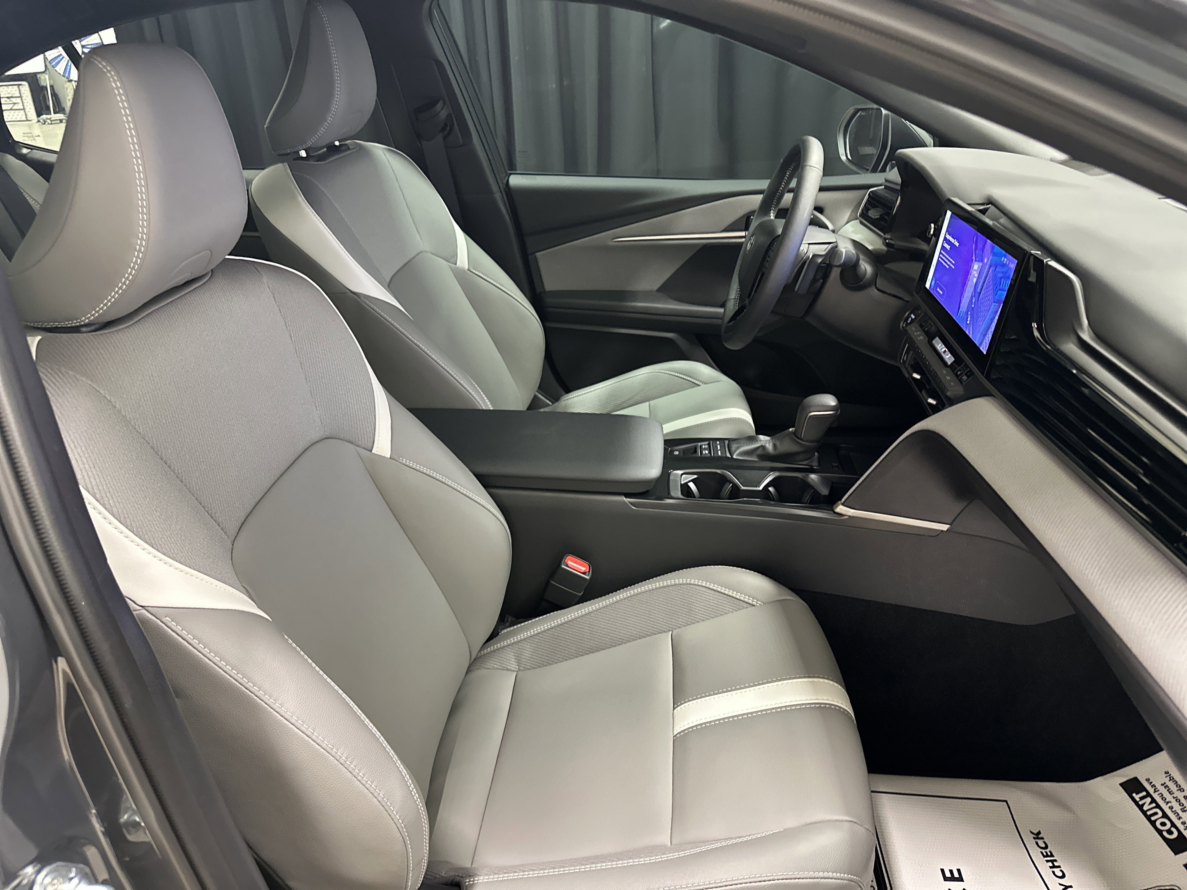 Used 2025 Toyota Camry SE image 35