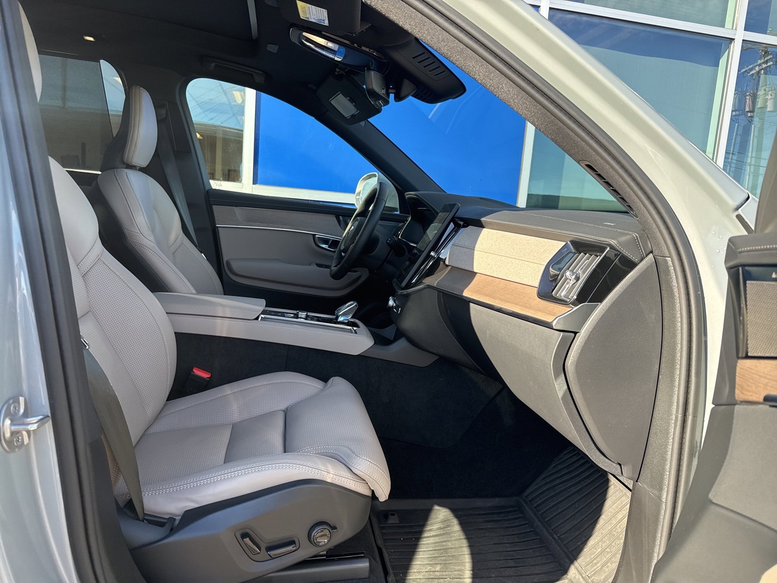 Used 2025 Volvo XC90 T8 Ultra w/ Protection Package Premier image 11