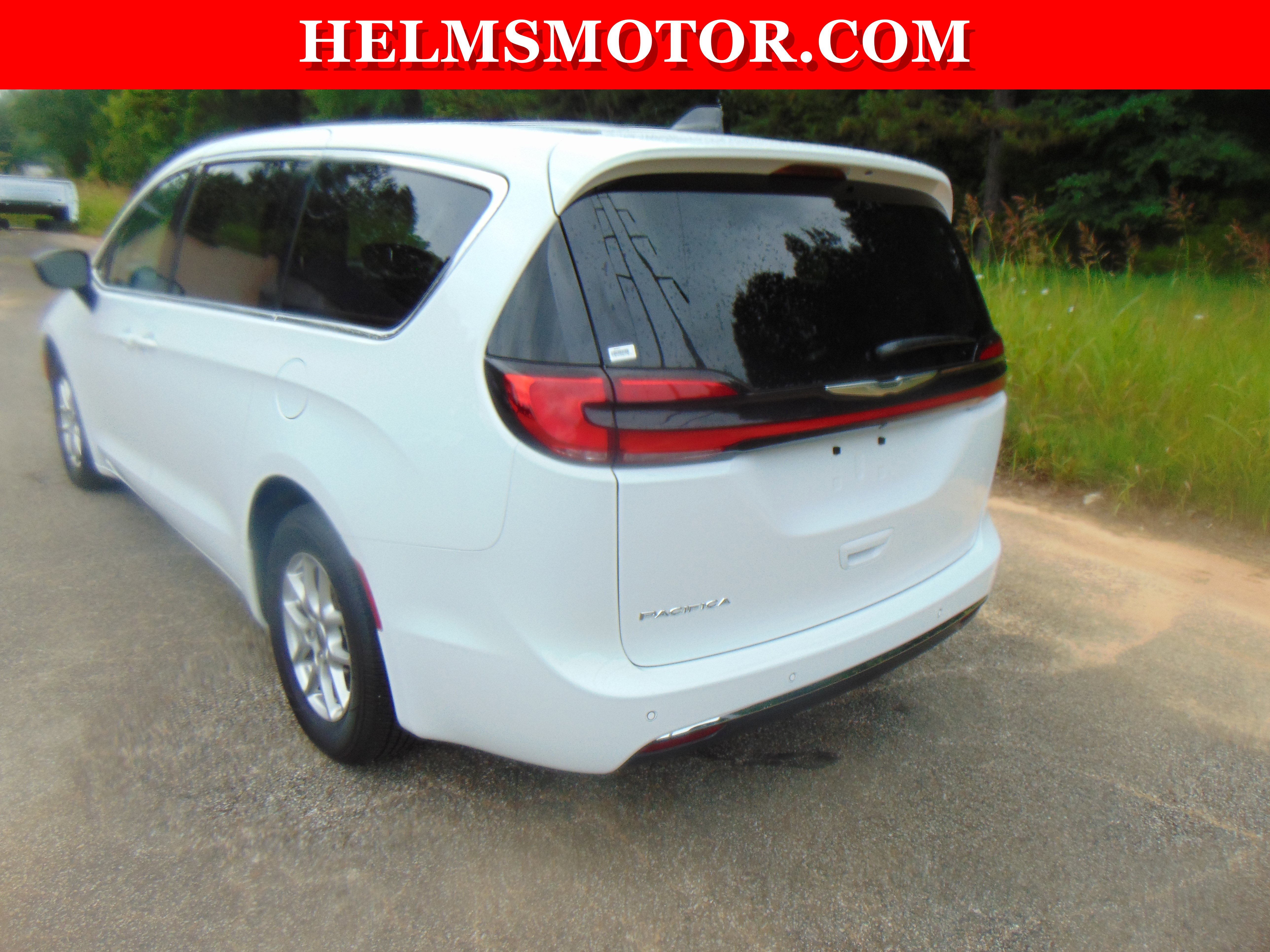 Used 2024 Chrysler Pacifica Touring-L image 10