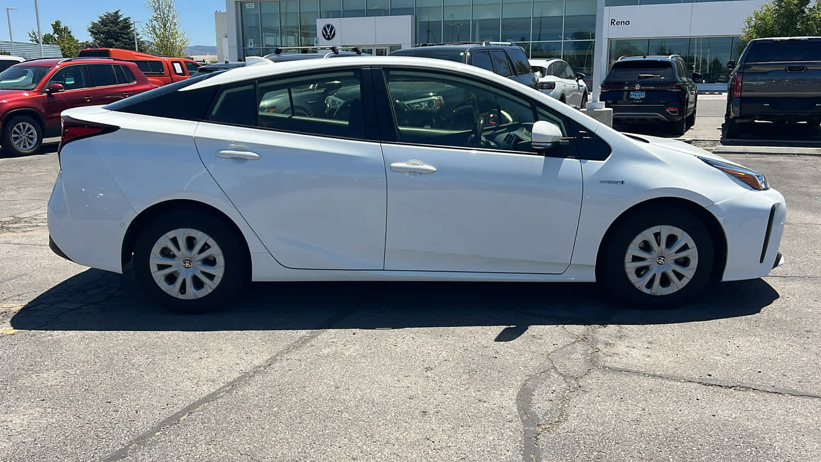 Used 2022 Toyota Prius LE FWD image 4
