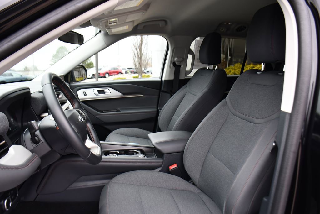 Used 2025 Ford Explorer Active AWD/4WD image 12