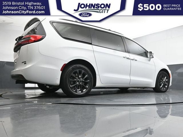 Used 2021 Chrysler Pacifica Limited w/ S Appearance Package AWD/4WD image 31
