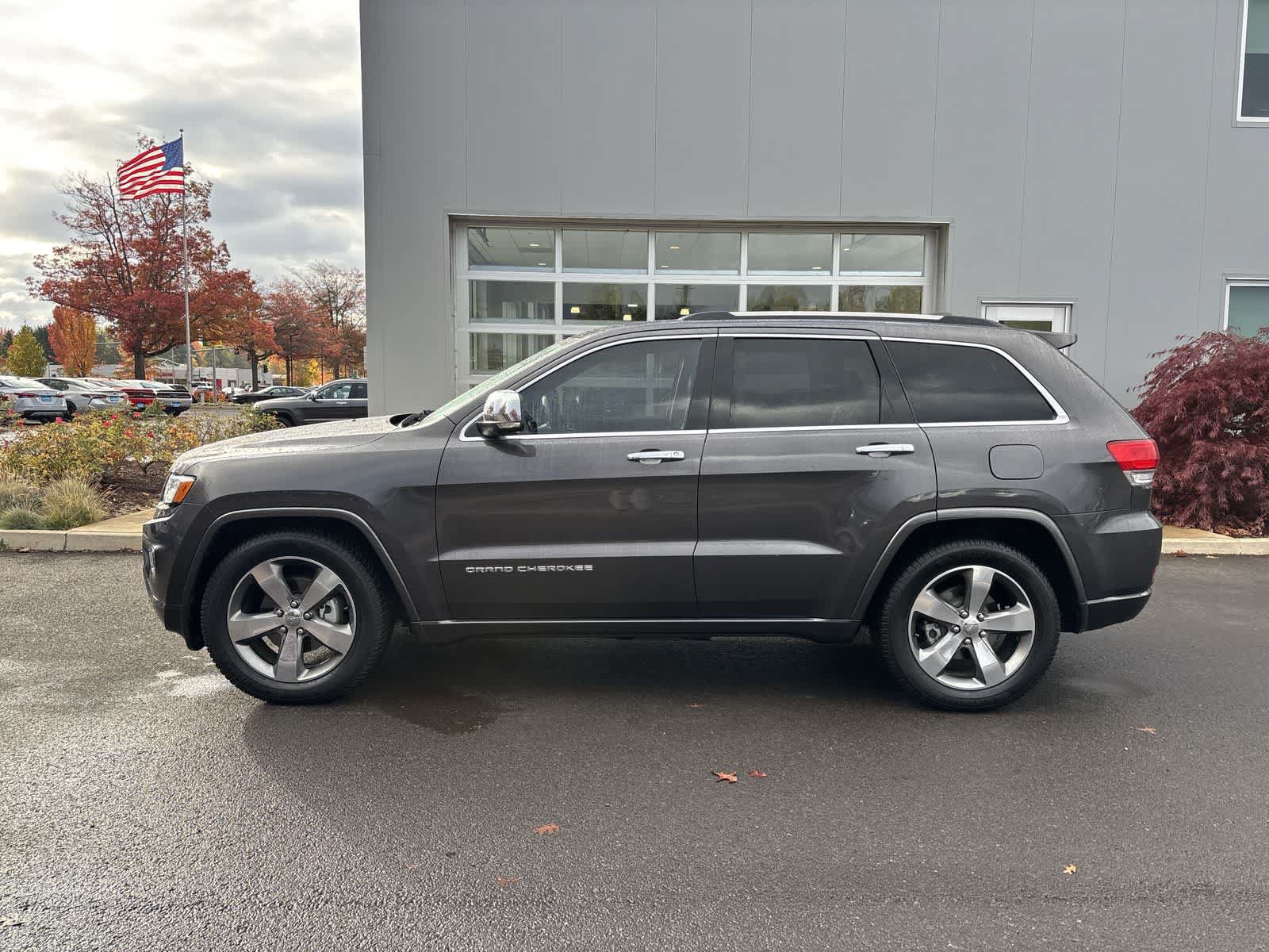 Used 2015 Jeep Grand Cherokee Overland w/ Advanced Technology Group AWD/4WD image 2