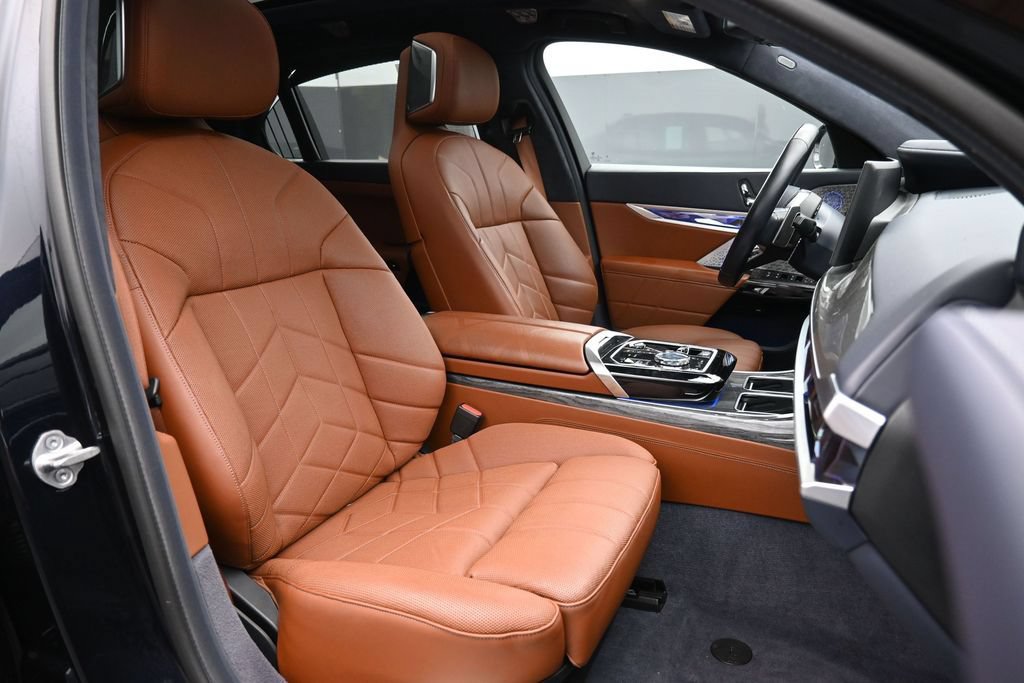 Used 2023 BMW 760i xDrive w/ Luxury Rear Seating Package AWD/4WD image 28