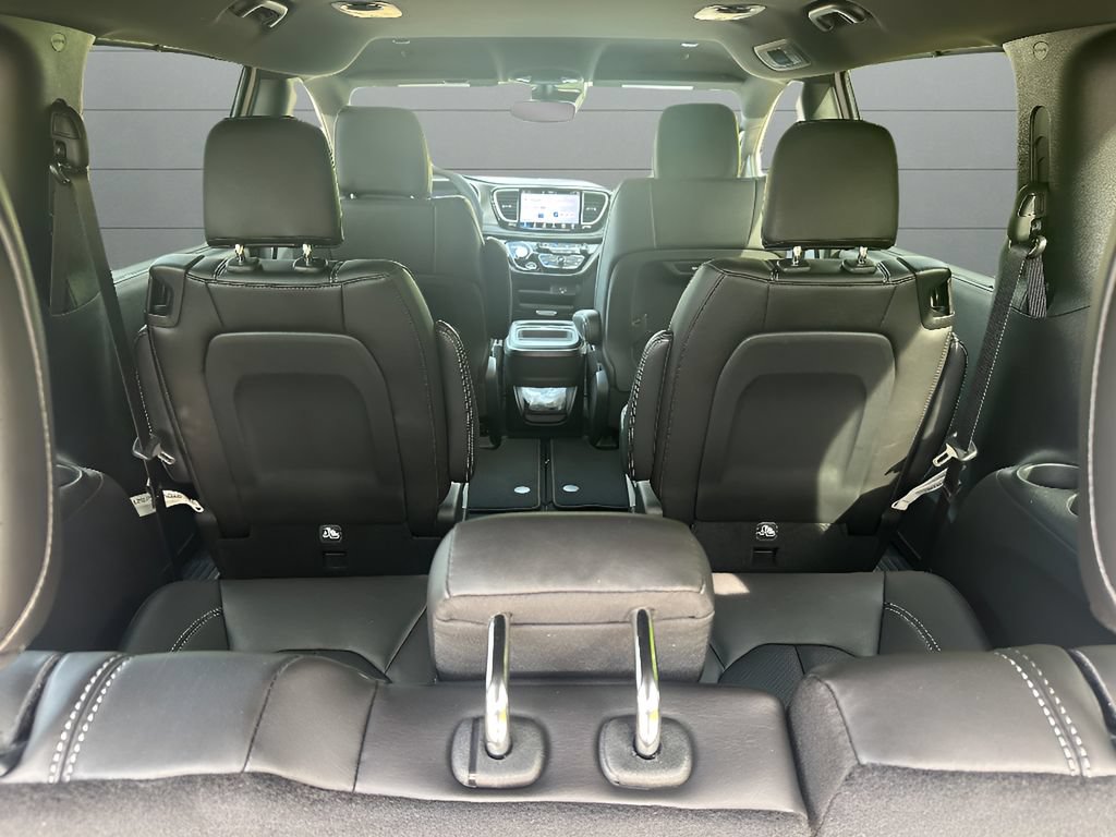 New 2027 Chrysler Pacifica Select FWD image 11