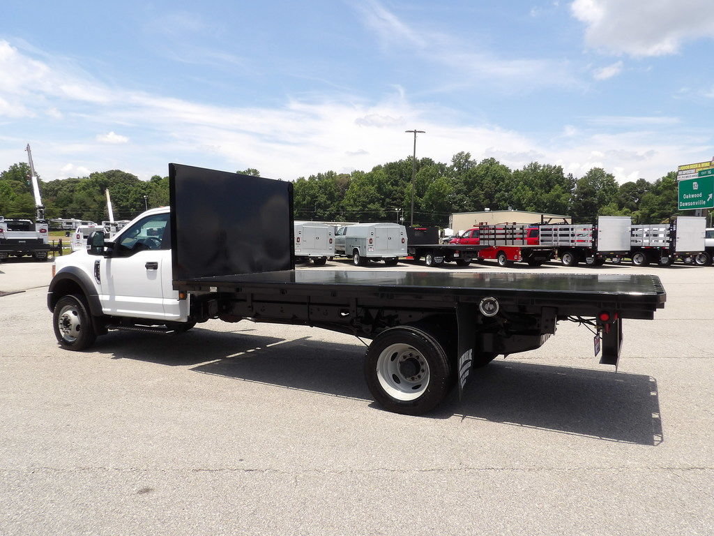 Used 2017 Ford F550 2WD Regular Cab Super Duty image 4