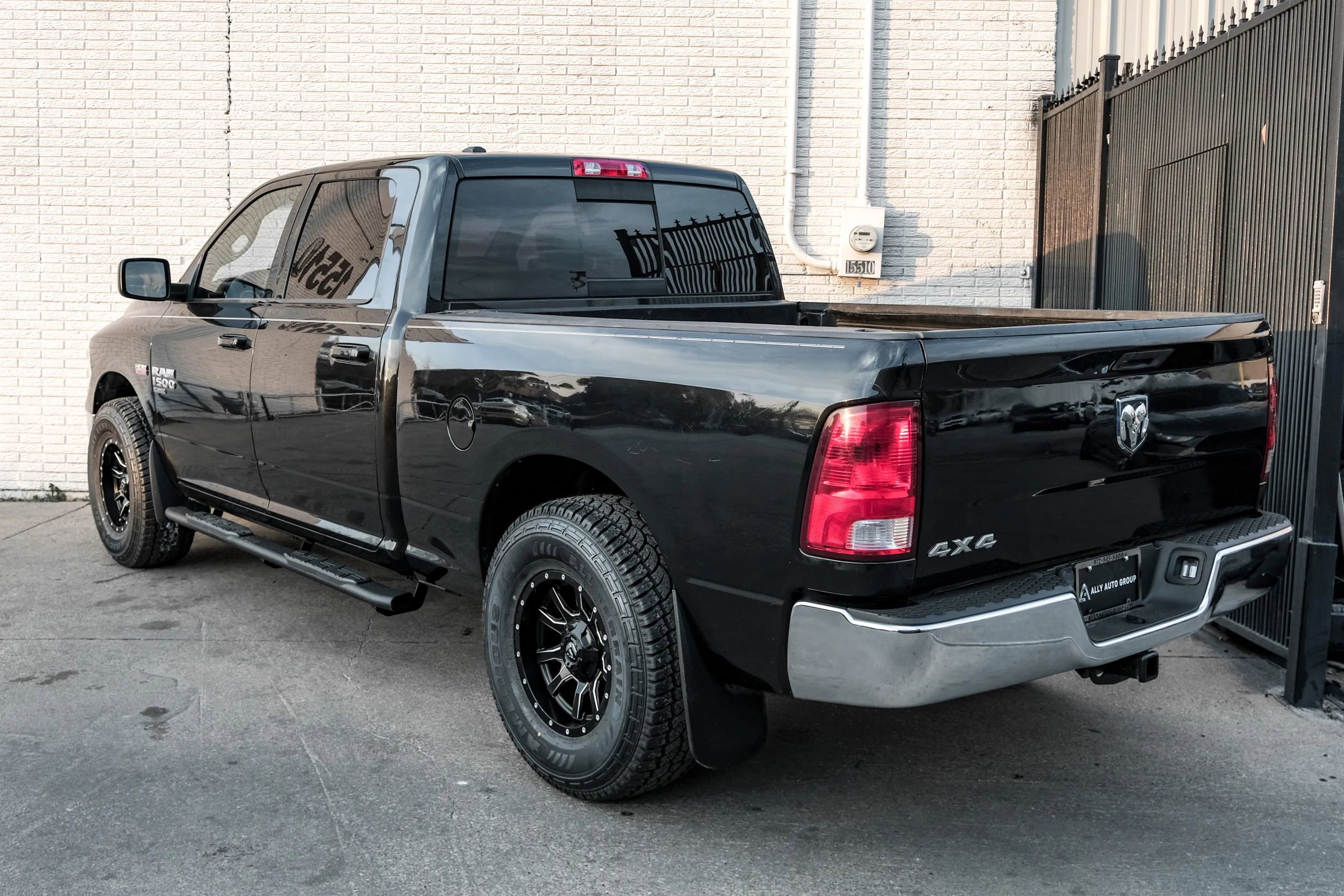 Used 2019 RAM 1500 Classic SLT image 9