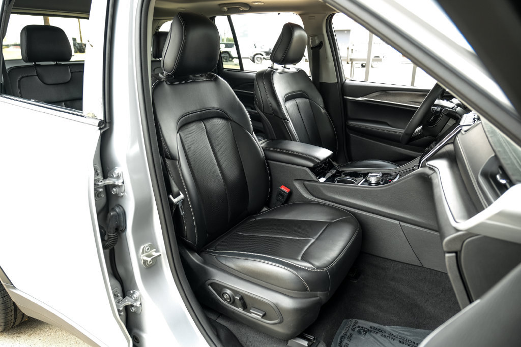 Used 2023 Jeep Grand Cherokee Limited w/ Luxury Tech Group II AWD/4WD image 45