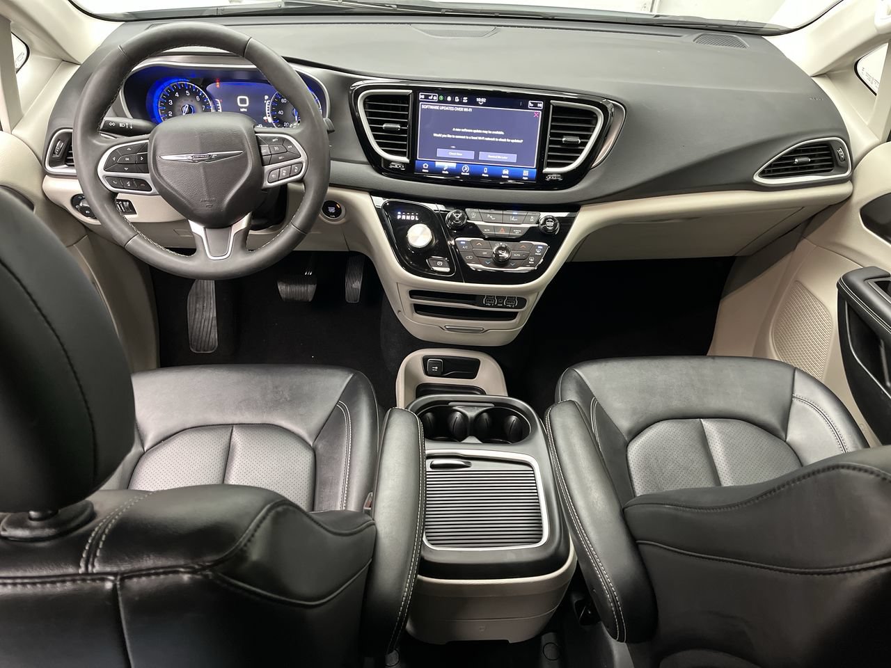 Used 2024 Chrysler Pacifica Touring-L FWD image 4