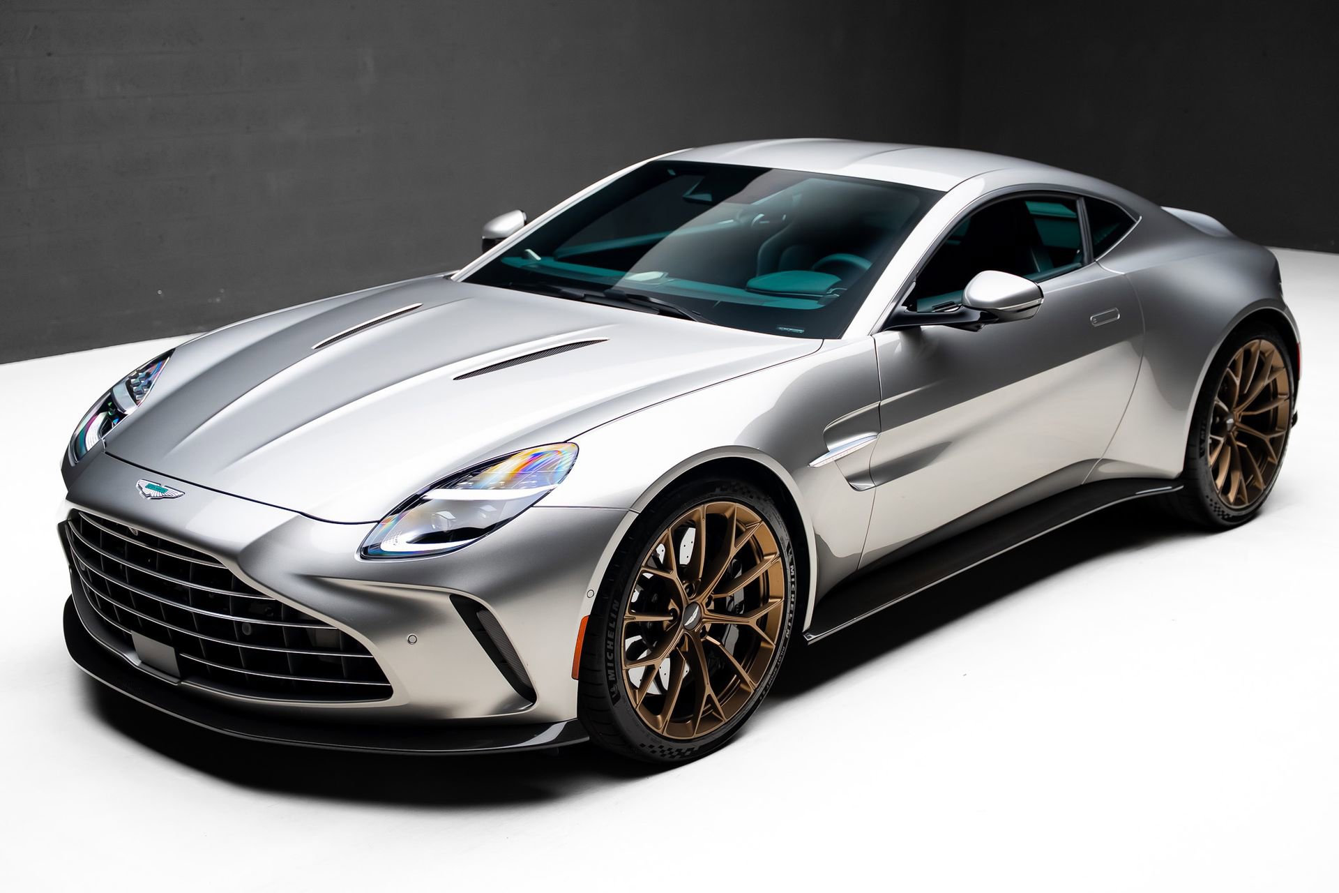 Used 2025 Aston Martin V8 Vantage Coupe RWD image 5