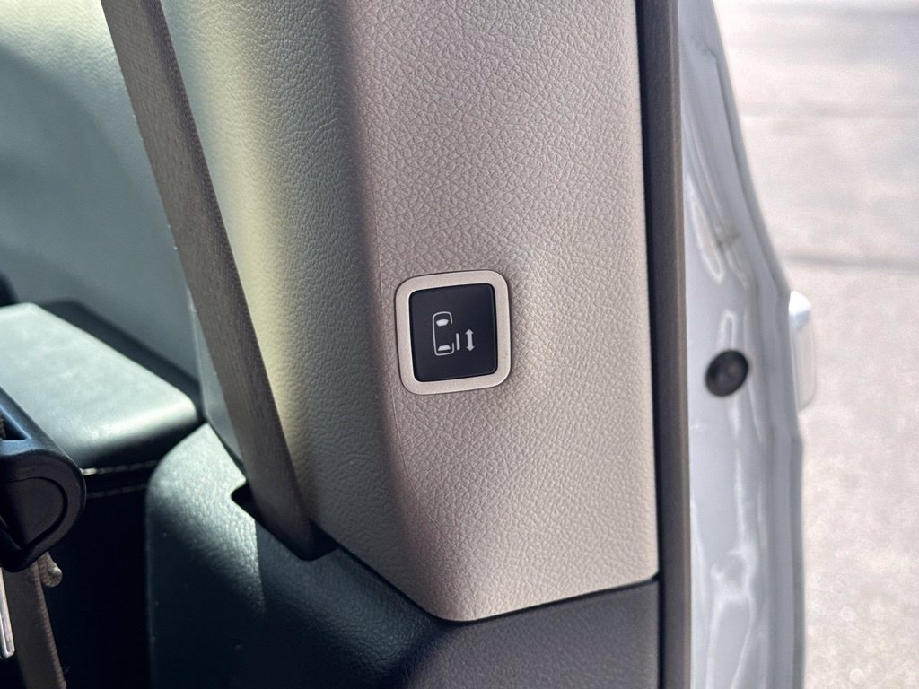 Used 2024 Chrysler Pacifica Limited FWD image 29