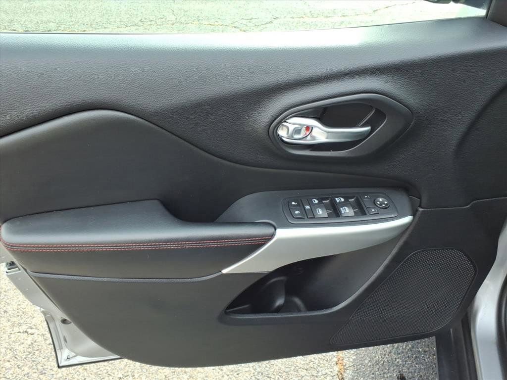 Used 2017 Jeep Cherokee Trailhawk w/ Cold Weather Group image 23