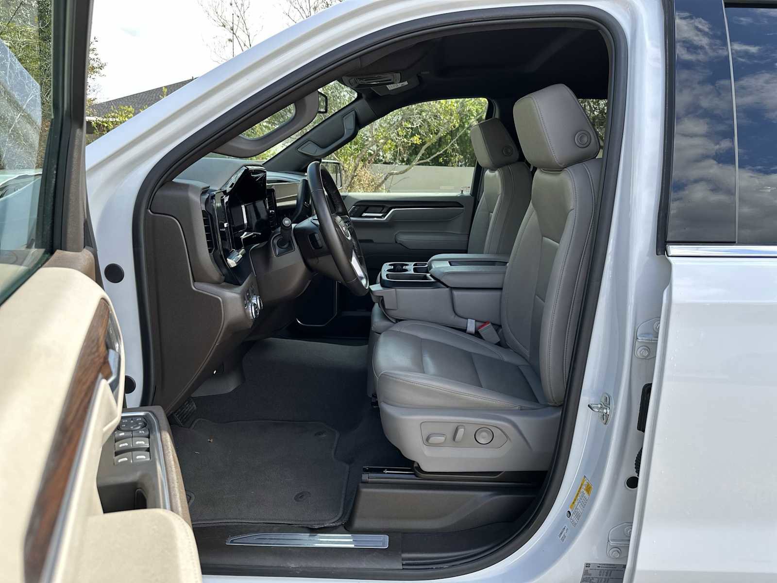 Certified 2025 GMC Sierra 1500 SLT image 2