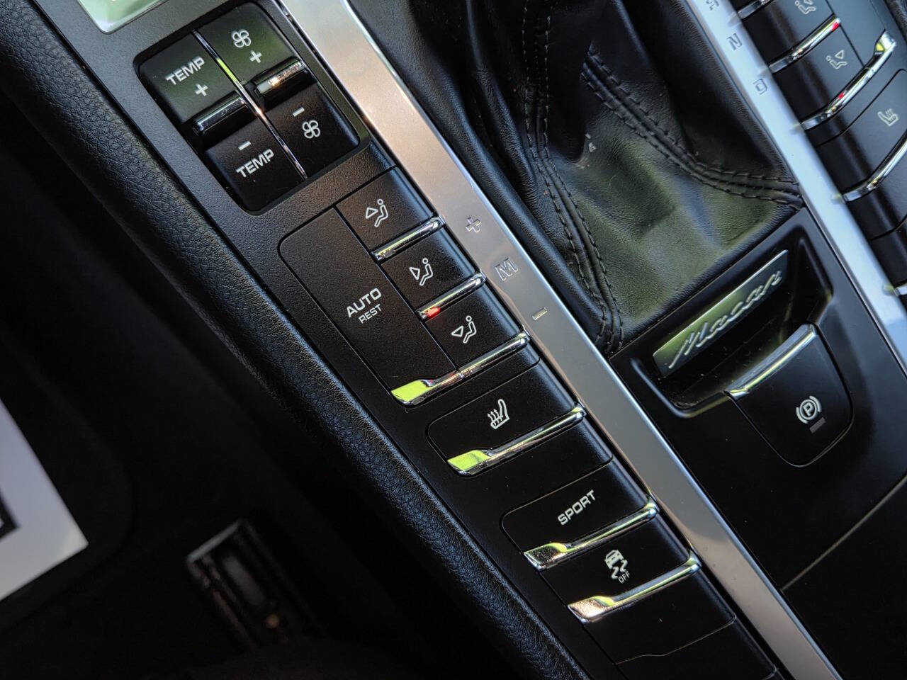 Used 2017 Porsche Macan Base AWD 4dr SUV image 47