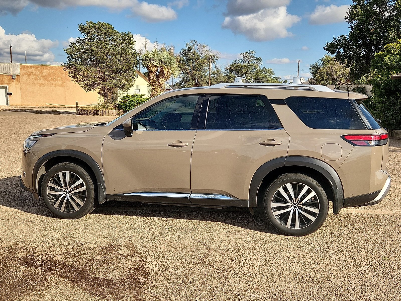 Used 2024 Nissan Pathfinder Platinum image 2