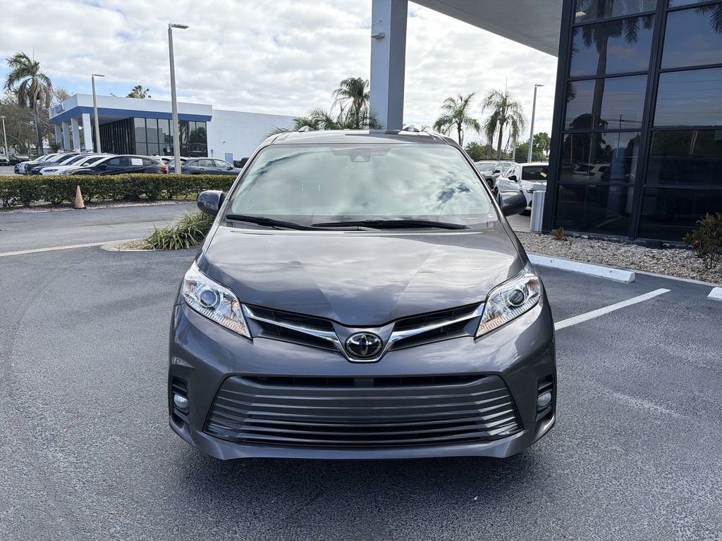 Used 2019 Toyota Sienna XLE w/ XLE Navigation Package FWD image 3