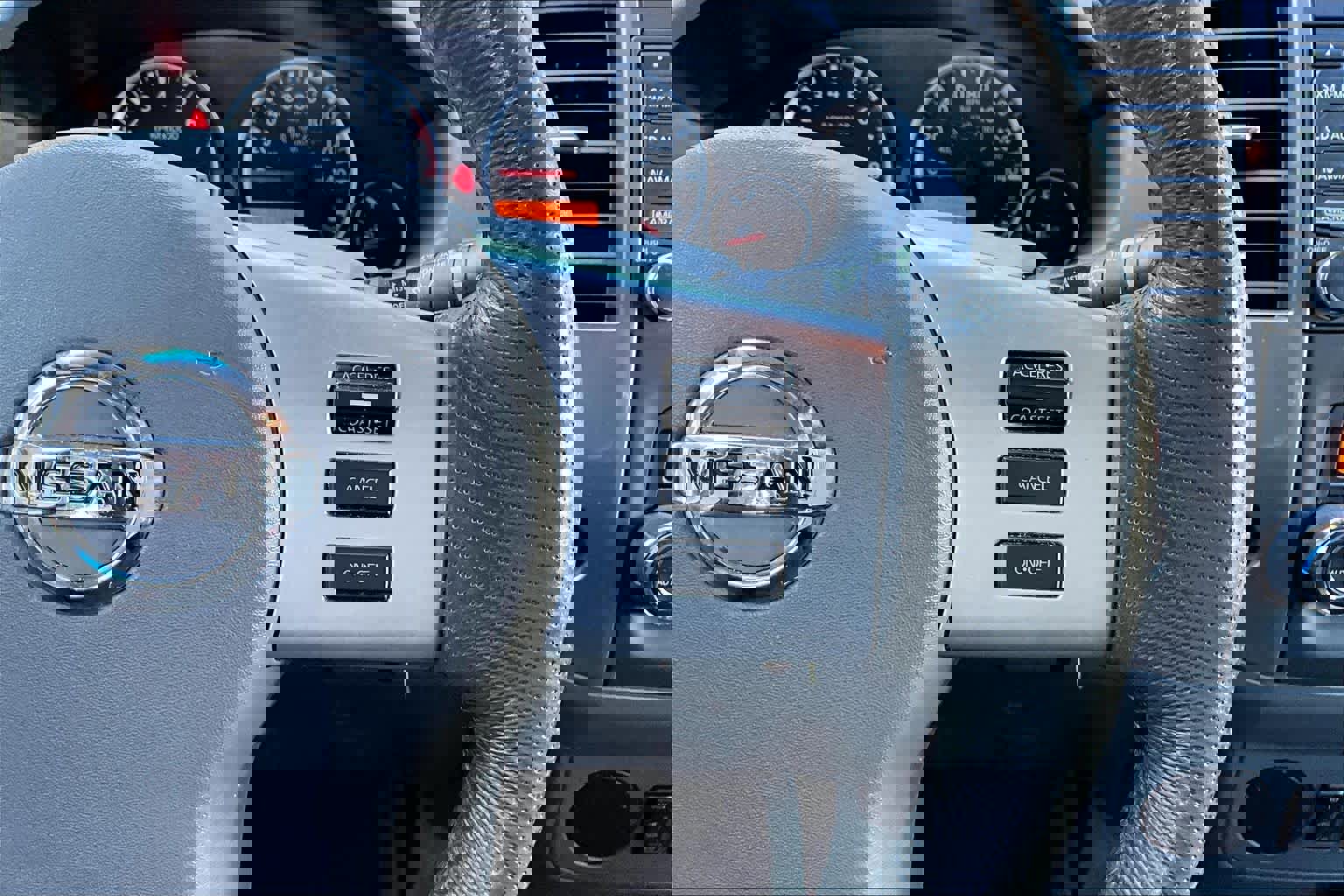 Used 2014 Nissan Frontier SL image 23