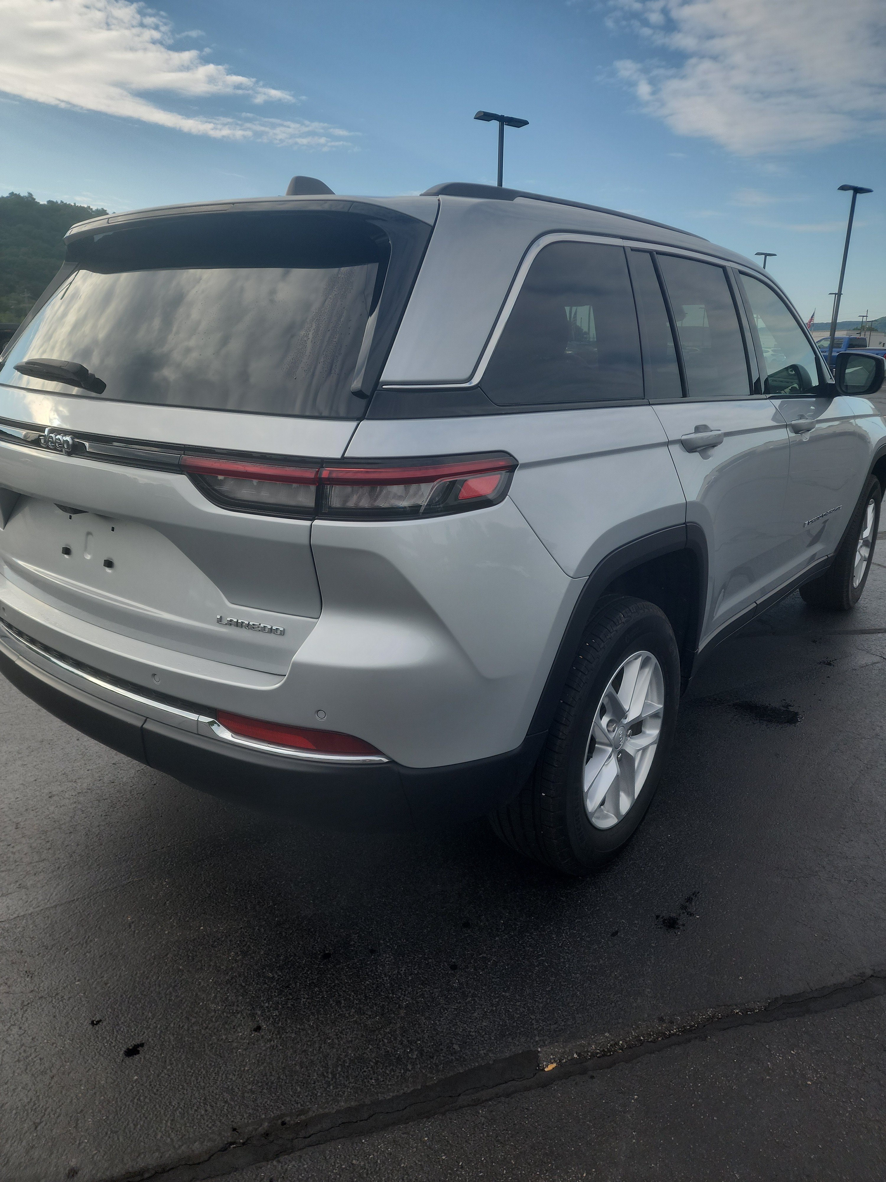 Used 2023 Jeep Grand Cherokee Laredo w/ Luxury Tech Group I AWD/4WD image 6