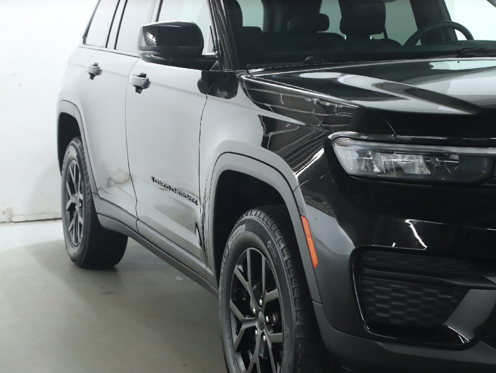 Used 2025 Jeep Grand Cherokee Altitude AWD/4WD image 8