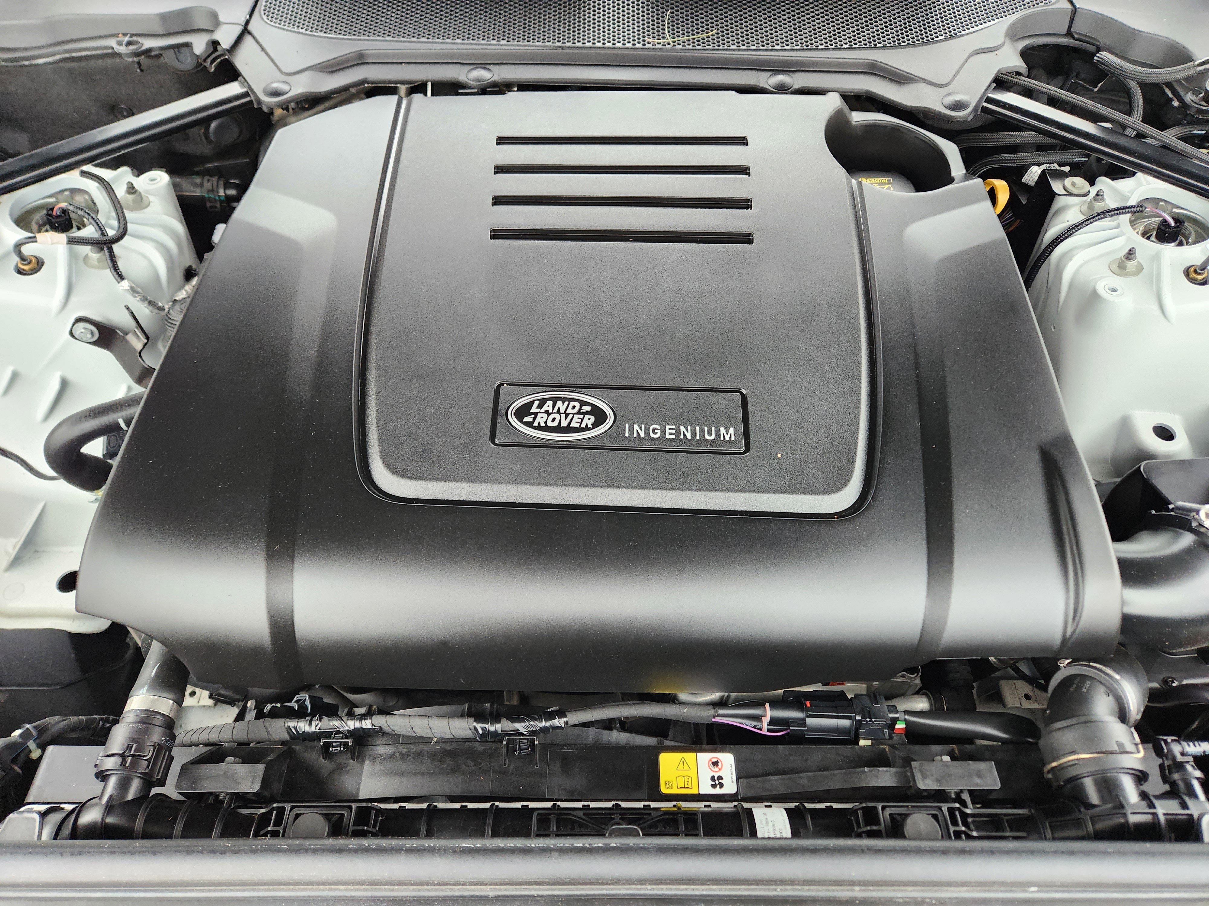 Used 2025 Land Rover Discovery S image 9