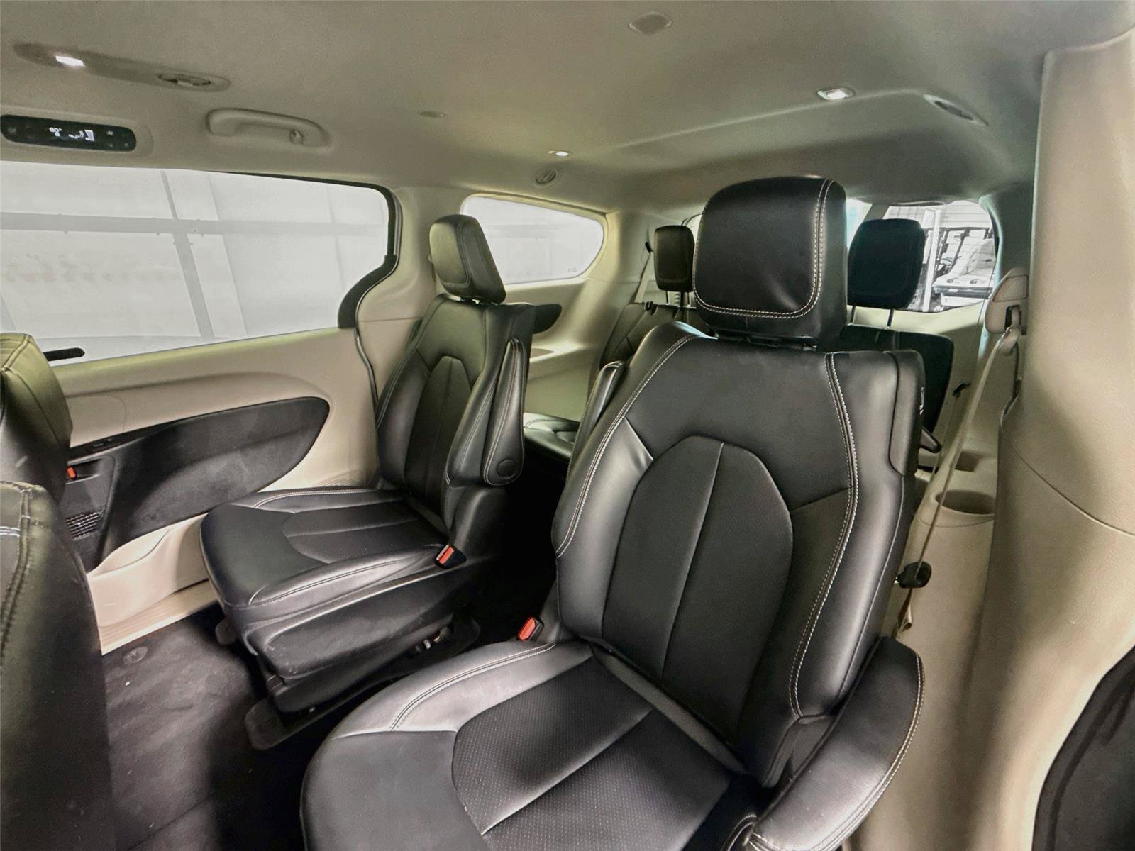 Used 2024 Chrysler Pacifica Limited FWD image 13