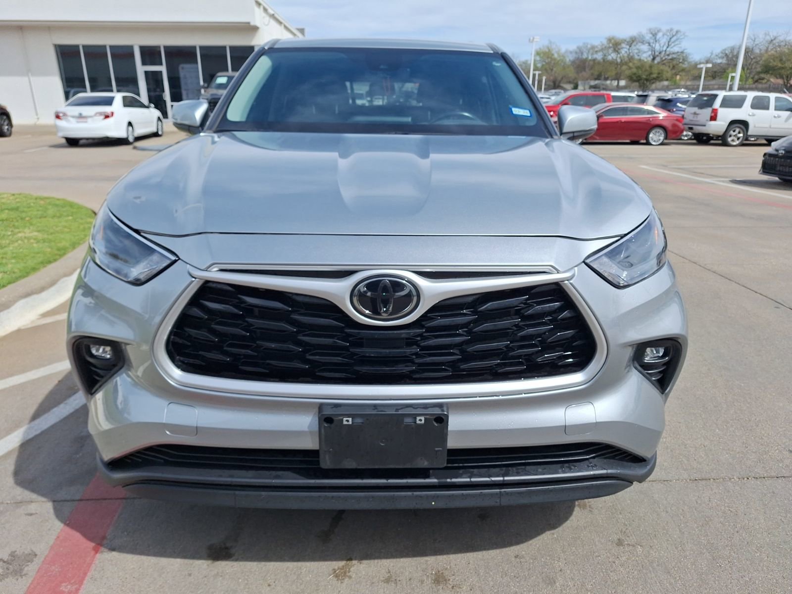Used 2023 Toyota Highlander LE FWD image 8