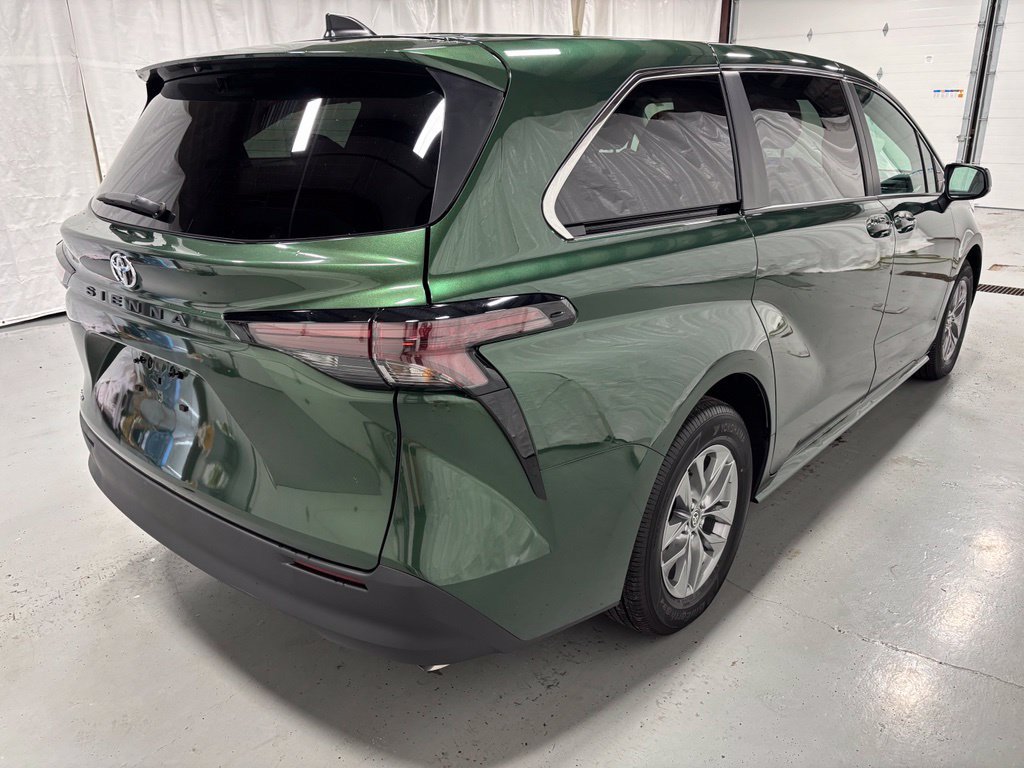 Used 2026 Toyota Sienna LE FWD image 7
