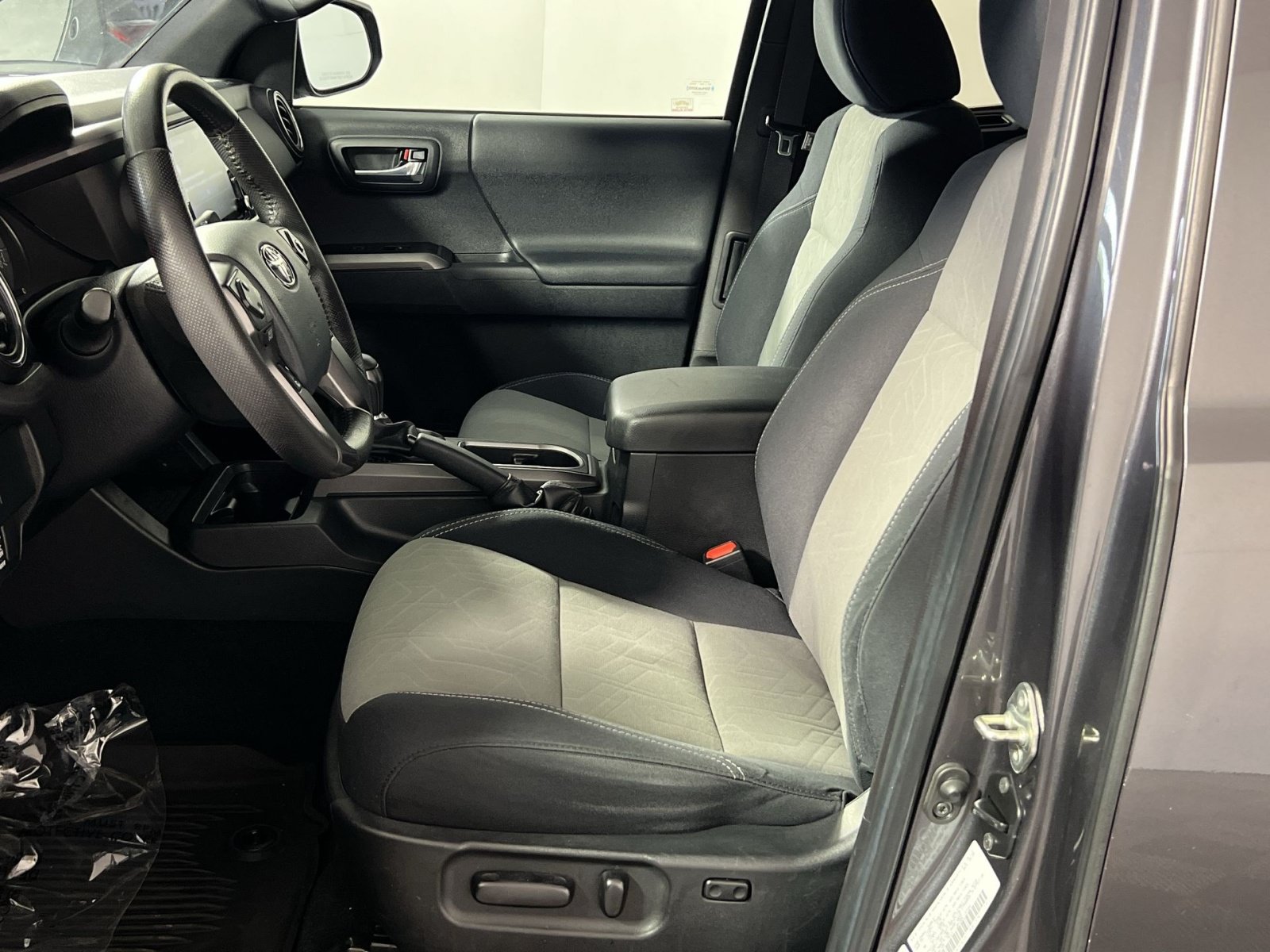 Used 2020 Toyota Tacoma TRD Off-Road AWD/4WD image 14