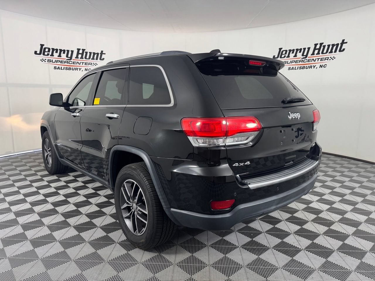 Used 2017 Jeep Grand Cherokee Limited AWD/4WD image 9
