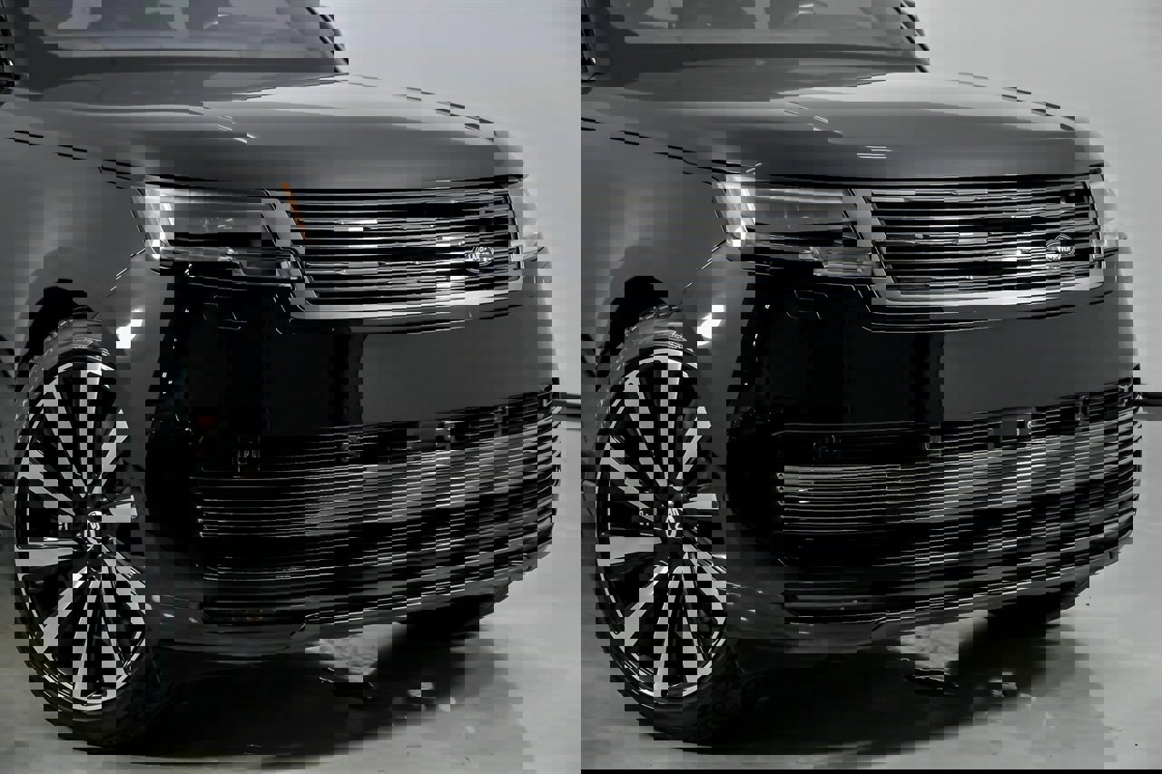 Used 2023 Land Rover Range Rover SV image 3