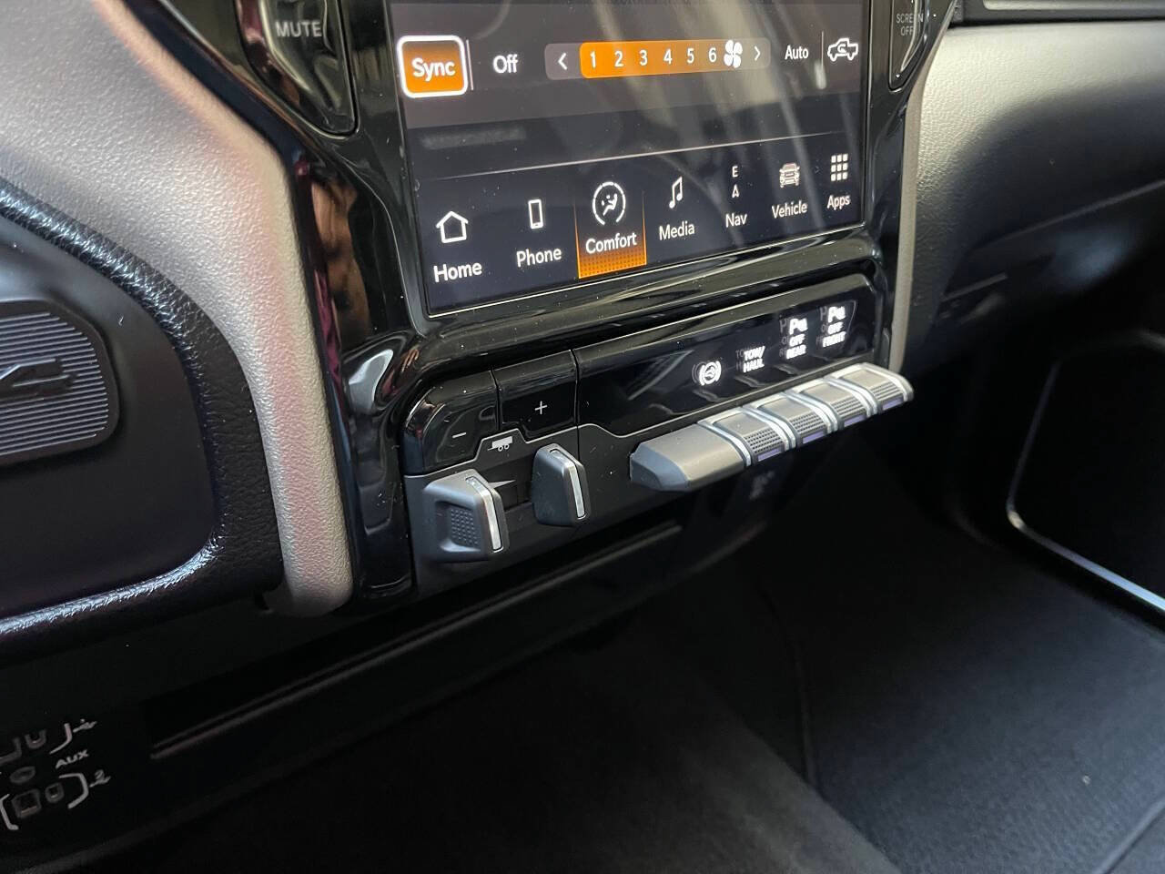 Used 2024 RAM 2500 Laramie w/ Safety Group AWD/4WD image 9