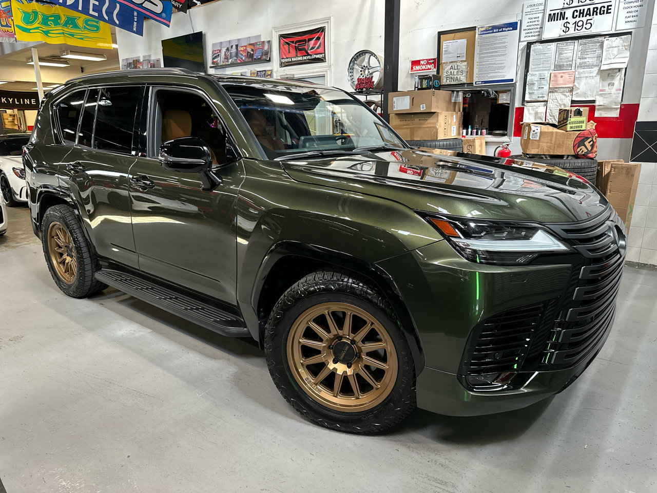 Used 2024 Lexus LX 600 4WD w/ Luxury Package image 1