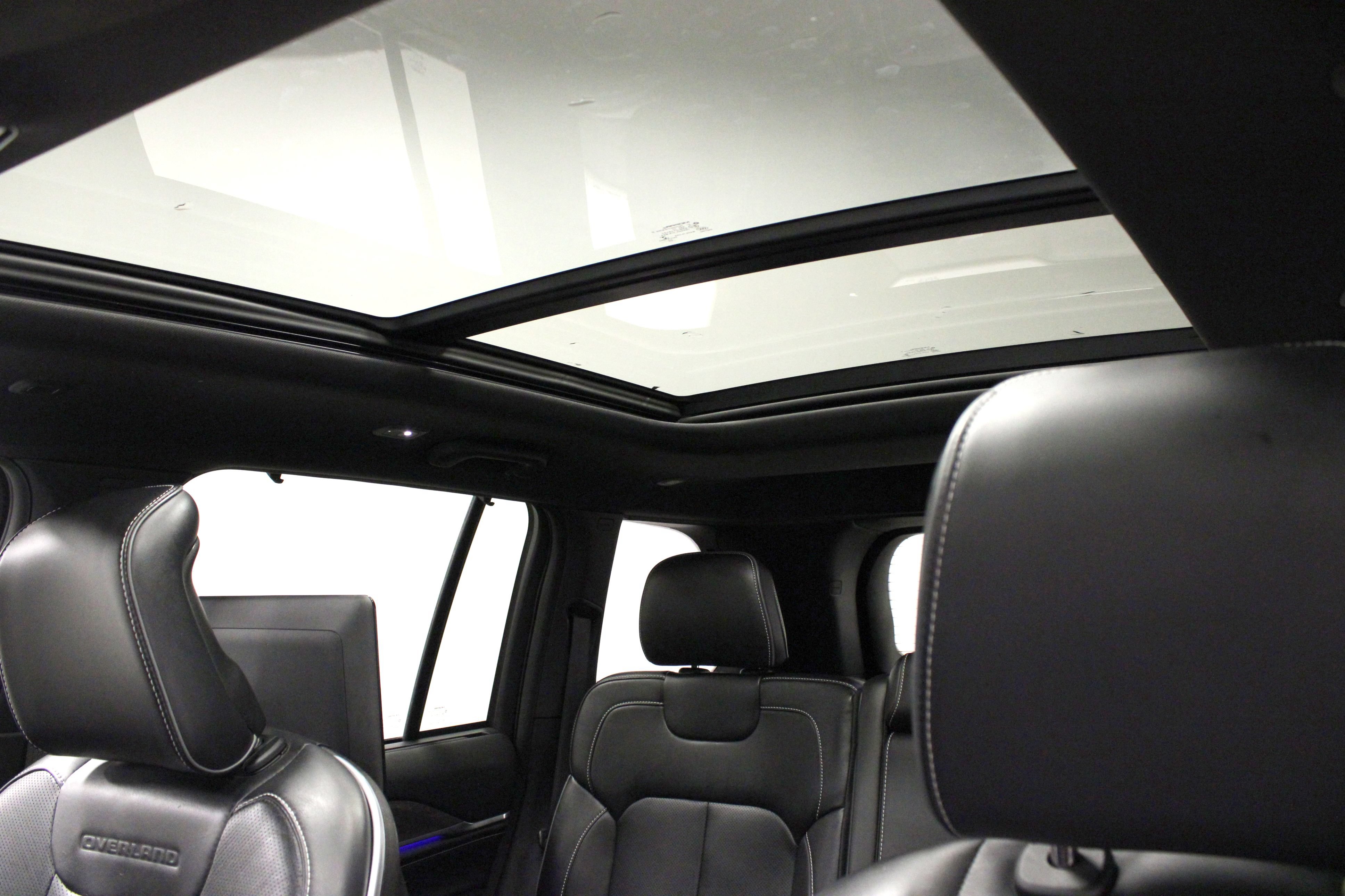 Used 2023 Jeep Grand Cherokee Overland w/ Advanced Protech Group III AWD/4WD image 10