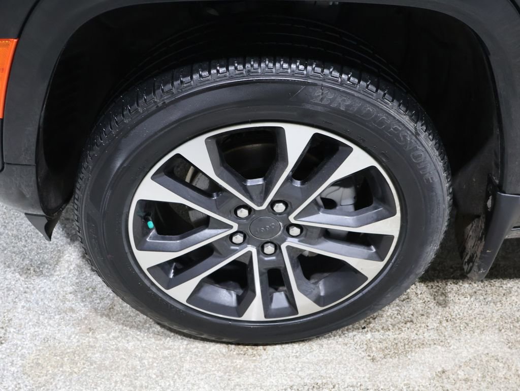 Certified 2022 Jeep Grand Cherokee Overland w/ Luxury Tech Group IV image 11