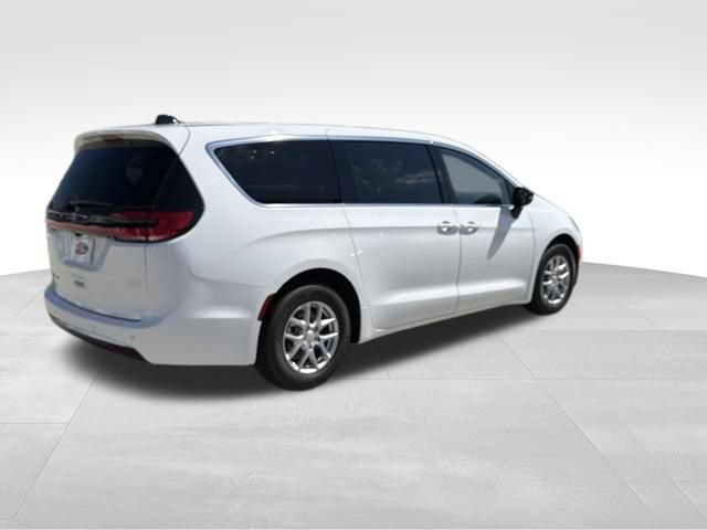 New 2027 Chrysler Pacifica Select FWD image 5