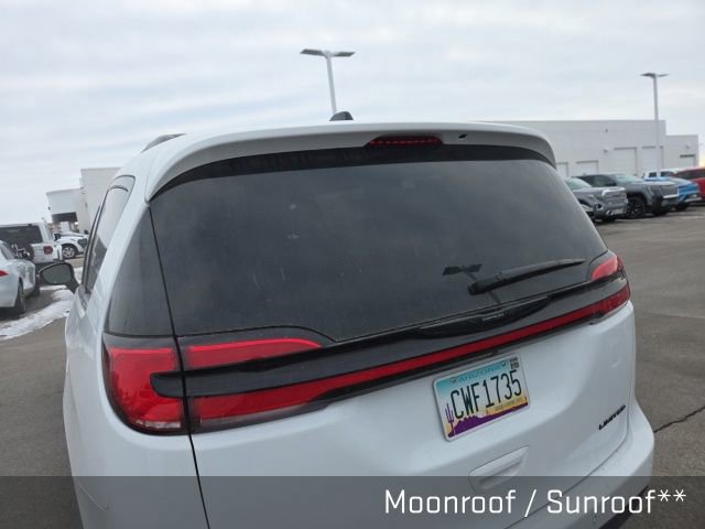 Used 2025 Chrysler Pacifica Limited image 6