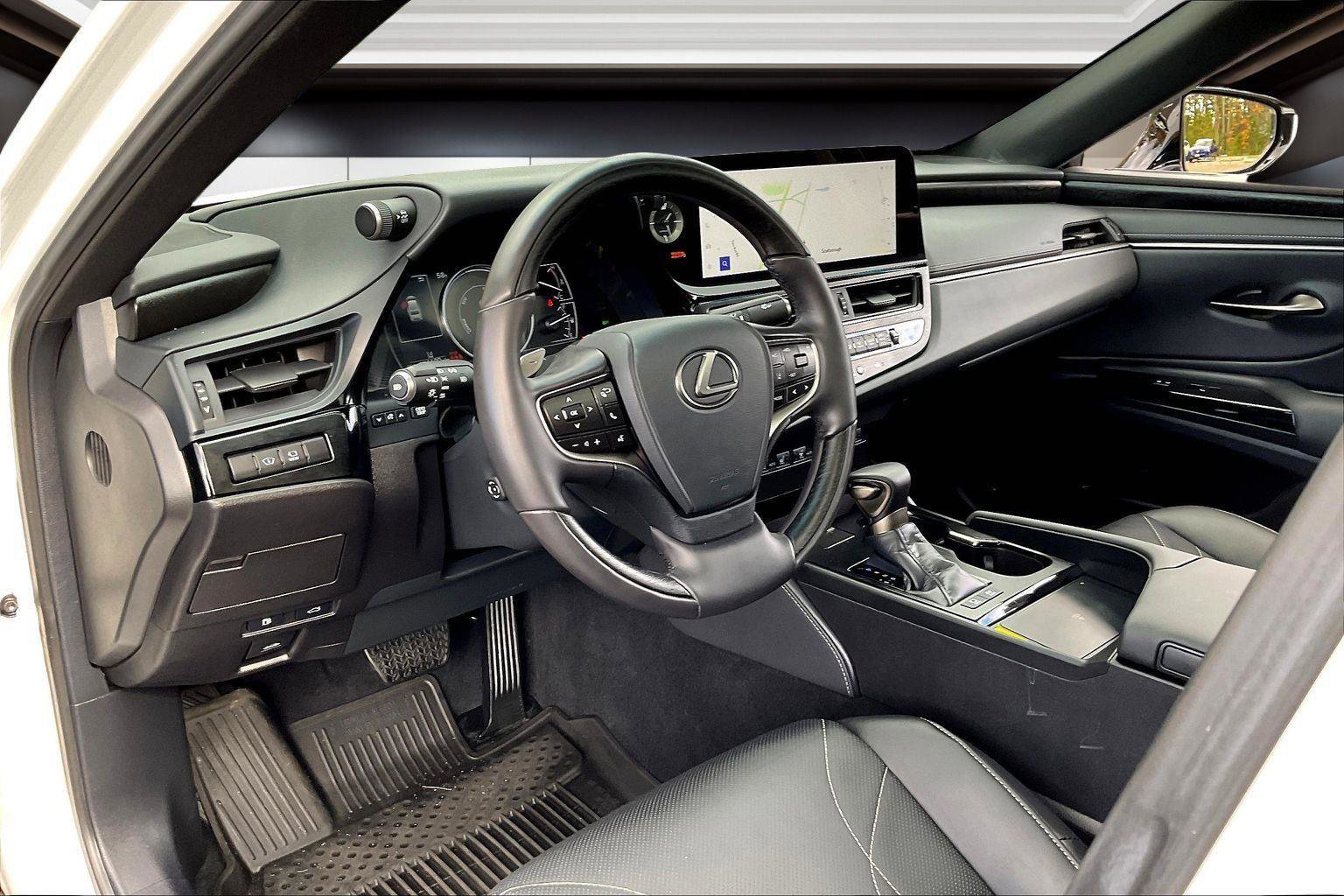 Used 2025 Lexus ES 300h w/ Luxury Package image 13