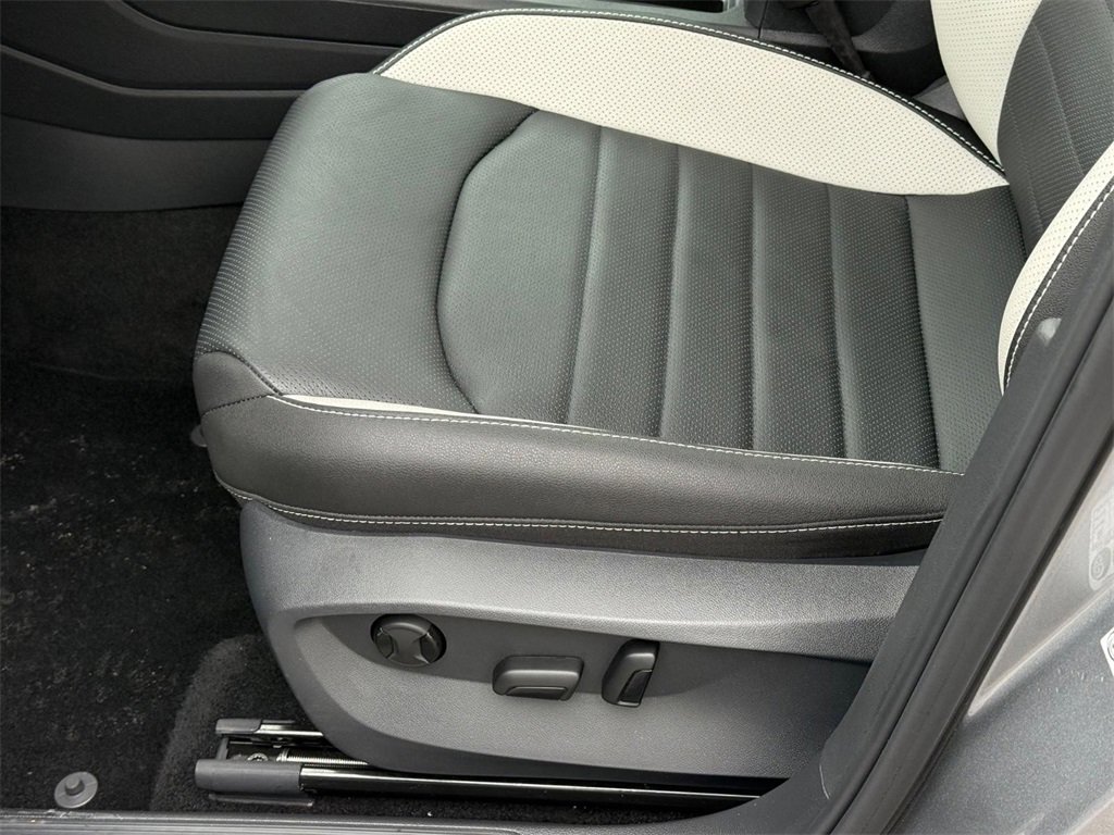 Certified 2025 Volkswagen Taos SEL image 22