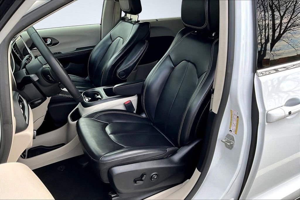 Used 2023 Chrysler Pacifica Touring-L image 20