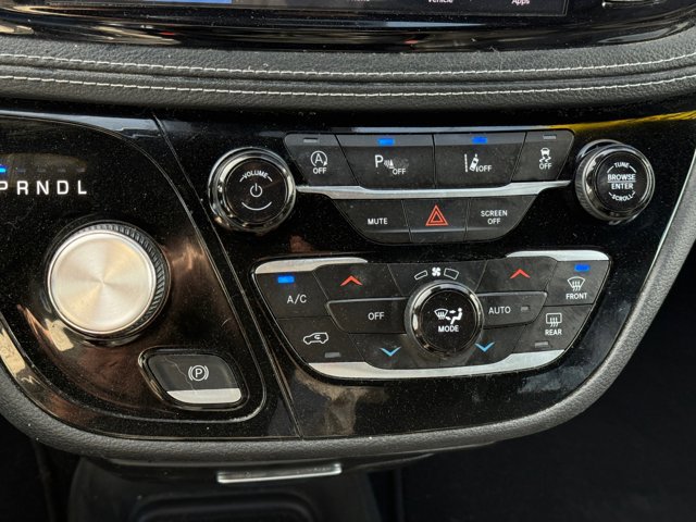 Used 2025 Chrysler Pacifica Select image 20