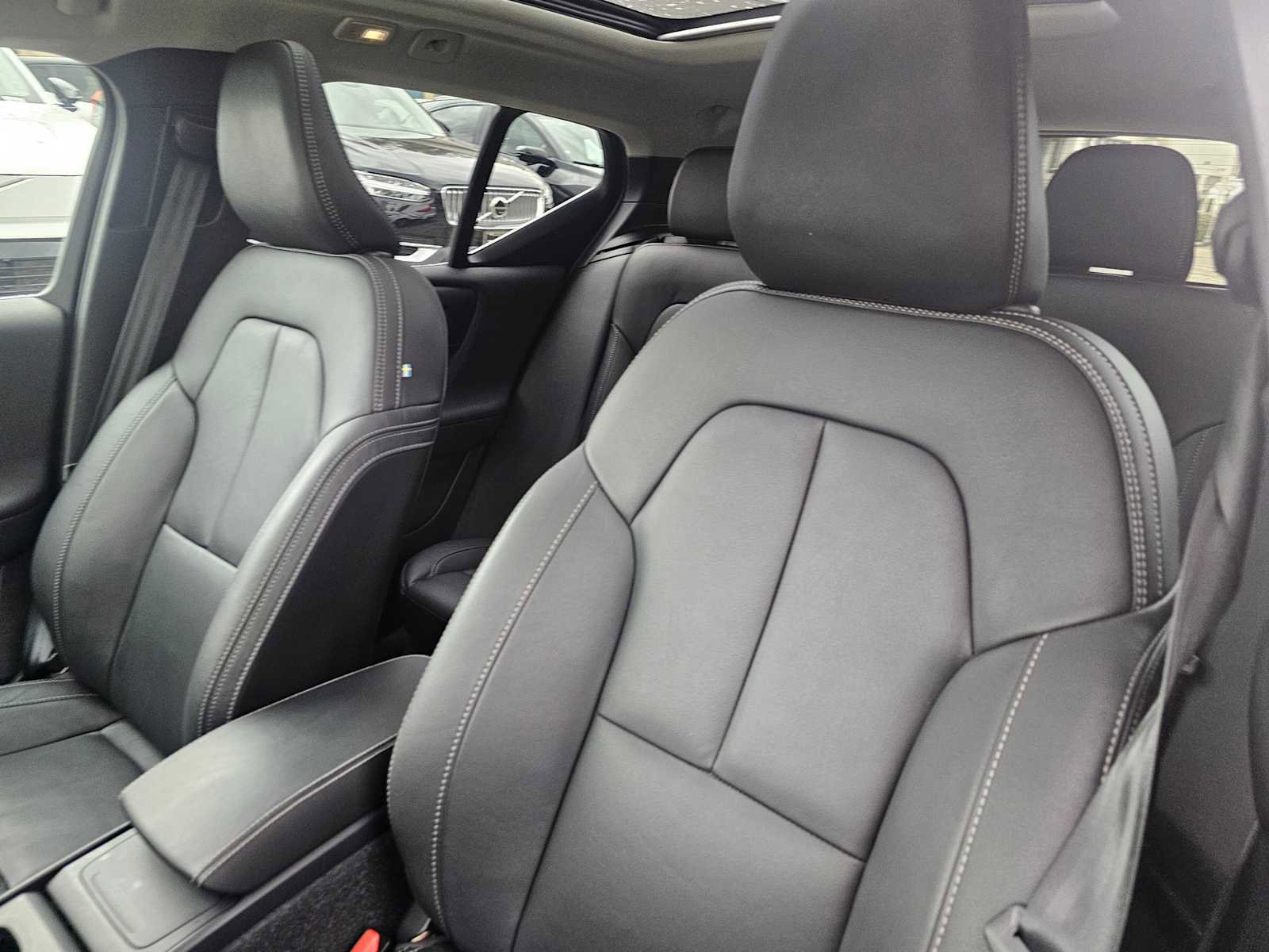 Certified 2025 Volvo XC40 B5 Core w/ Protection Package Premier image 24