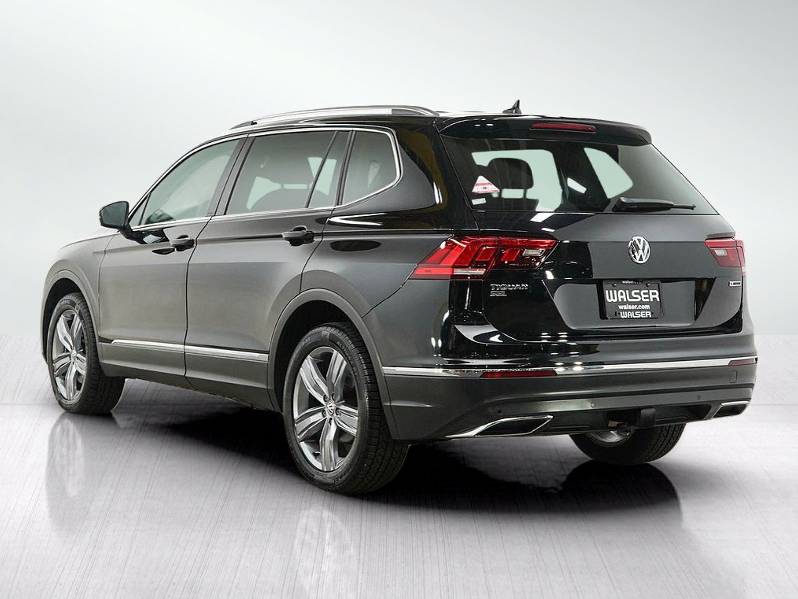 Used 2021 Volkswagen Tiguan SEL w/ 2-Row Tiguan MDO Package AWD/4WD image 3
