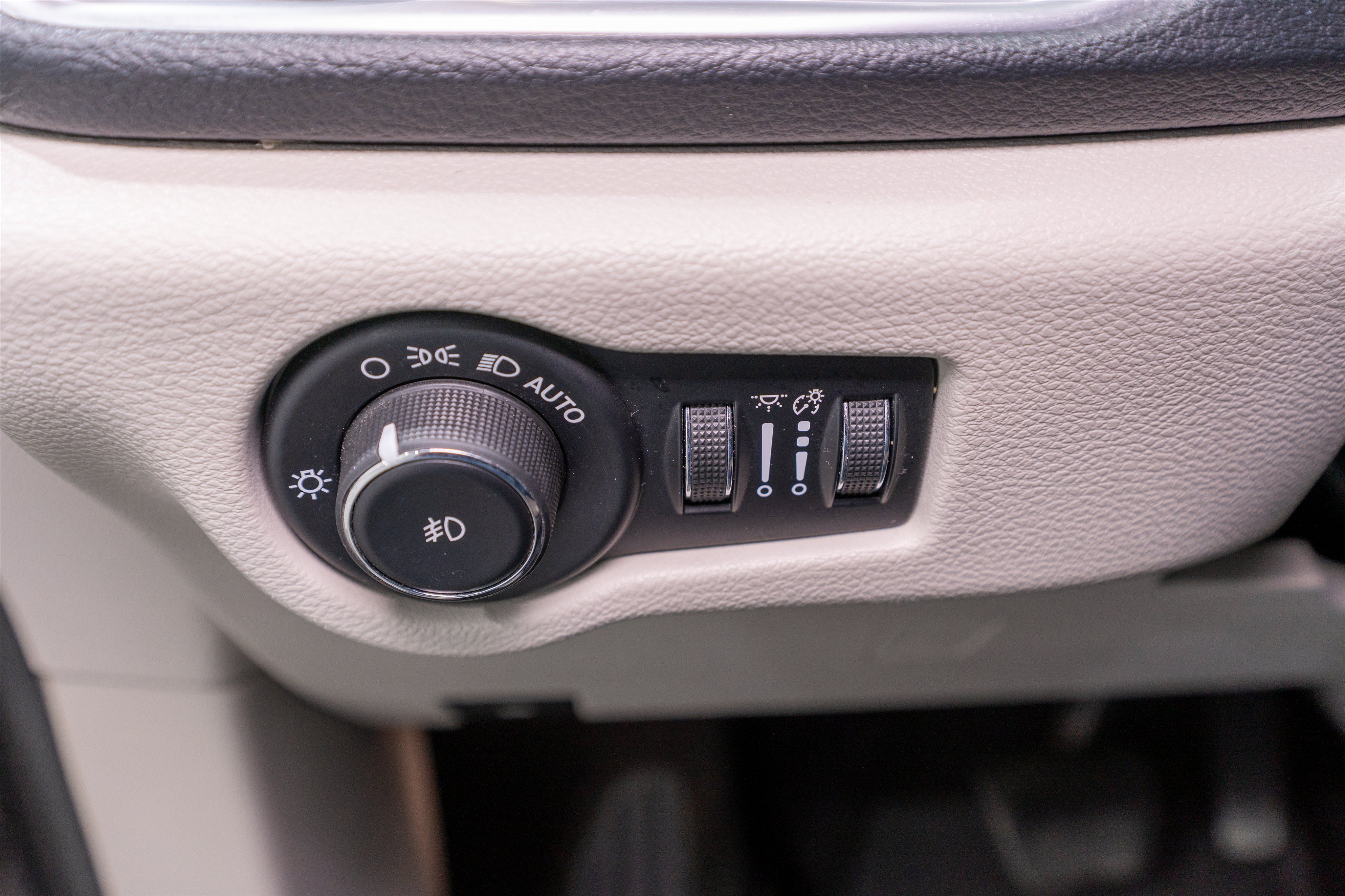 Used 2019 Chrysler Pacifica Limited w/ Tire & Wheel Group FWD image 30
