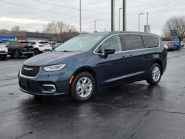 Used 2023 Chrysler Pacifica Touring-L image 4