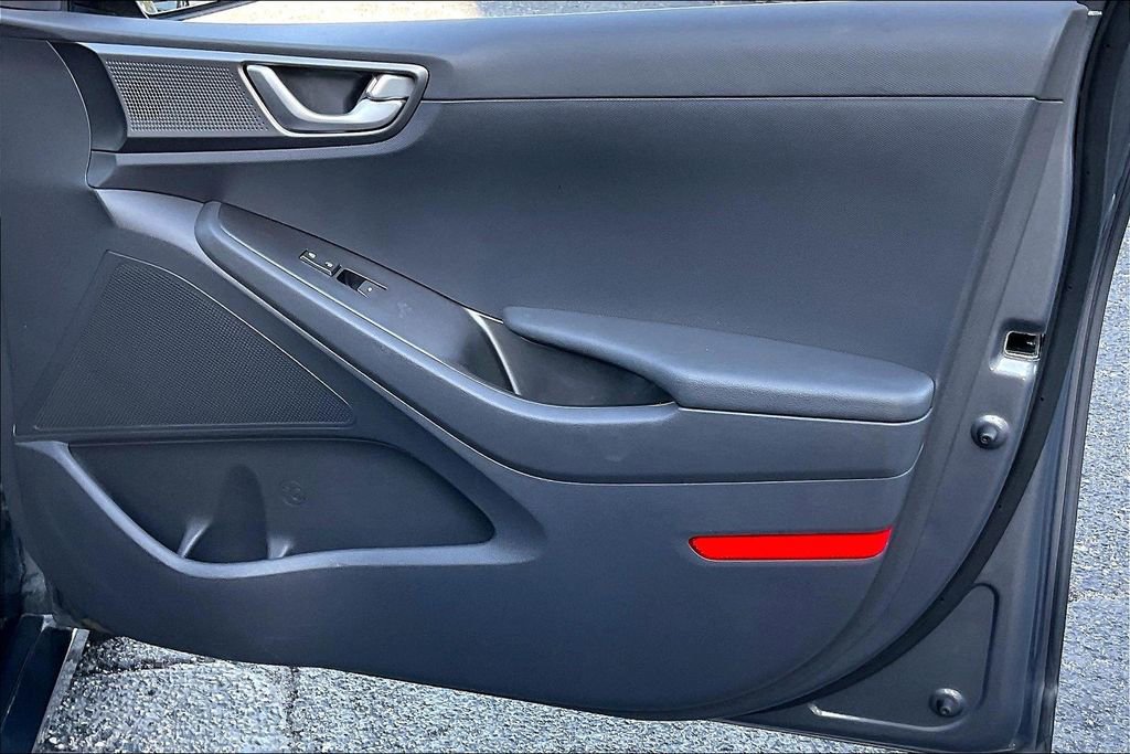 Used 2020 Hyundai Ioniq SE FWD image 21